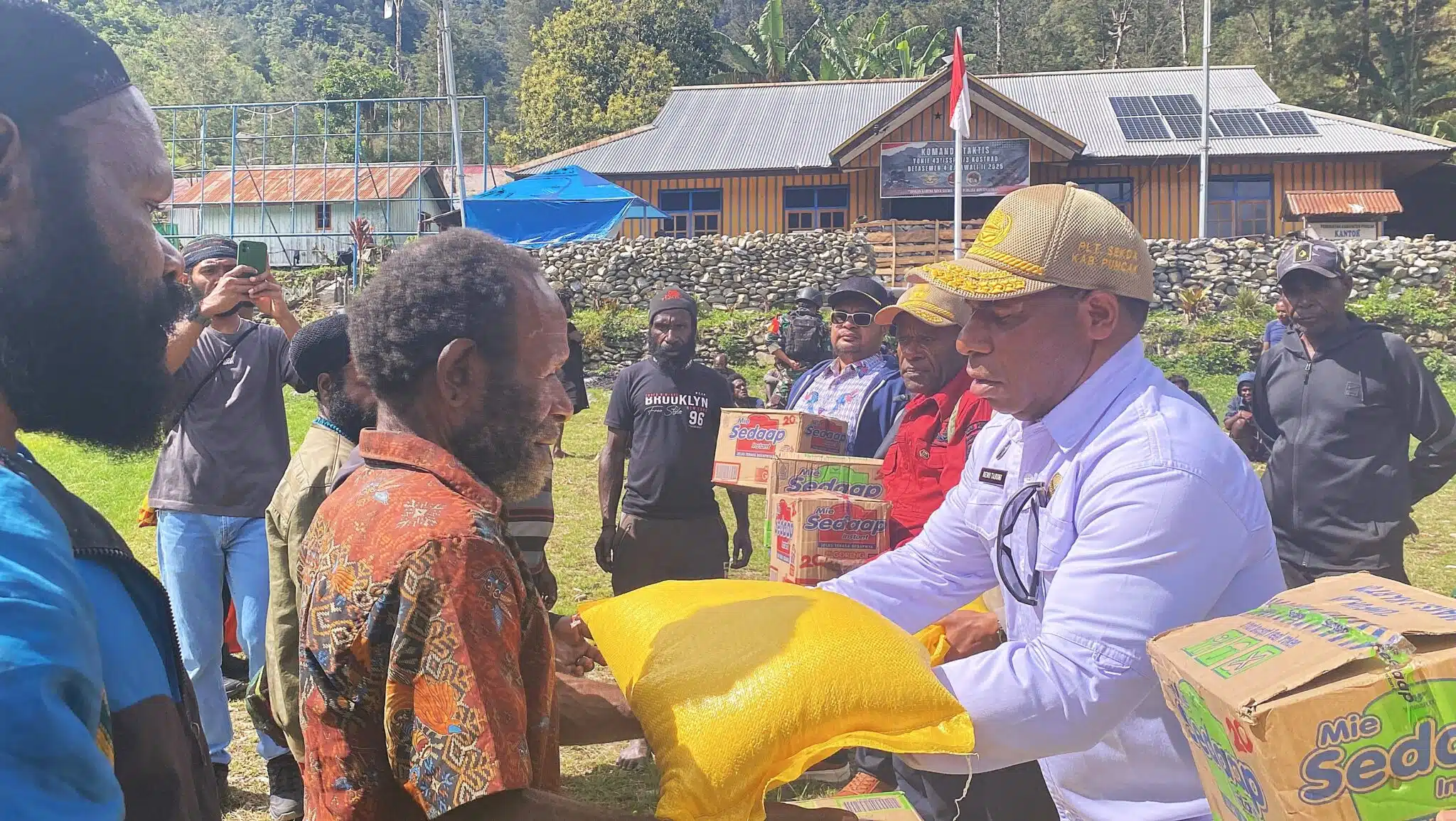 Peduli Korban Bencana Alam Wangbe, Pemda Puncak Serahkan Bantuan Bahan Makanan